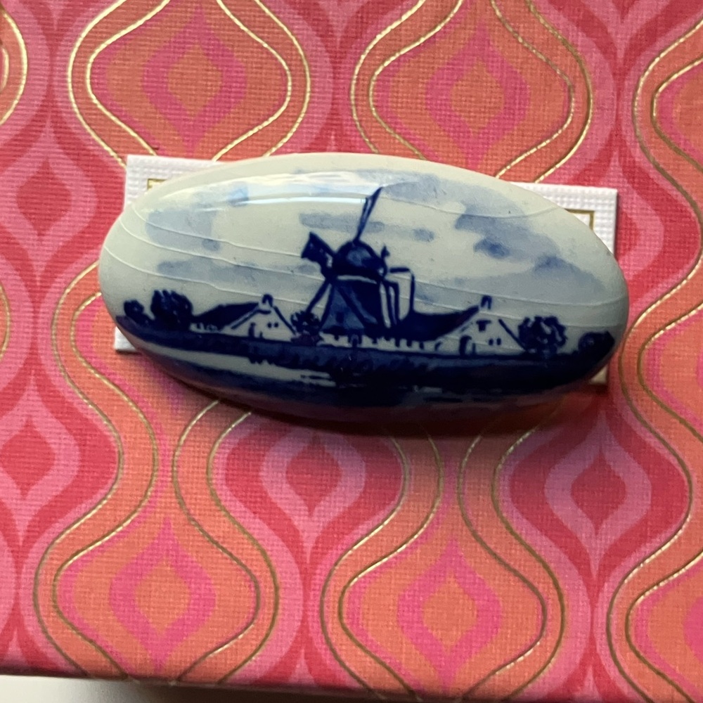 Delfts porcelain oval Blue and White windmill Brooch plus a beautiful box❤️🥰